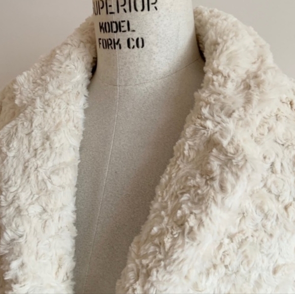 Urban Outfitters Silence + Noise Ivory Faux Fur Fuzzy Cocoon Coat Size XS - Picture 4 of 15